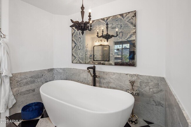 Building Photo - 2211 E Camelback Rd