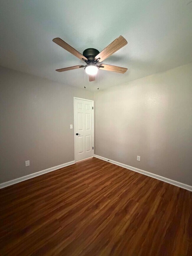 Building Photo - Beautifully Updated 3 Bedroom Home