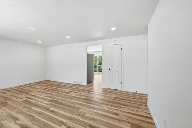 Building Photo - 4-bedroom, 4 bath home with 2 car garage