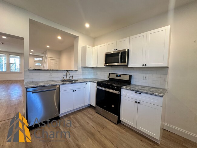 Building Photo - 3 Bedroom or 2 Bedroom with Den featuring Fenced Yard and Updated Kitchen