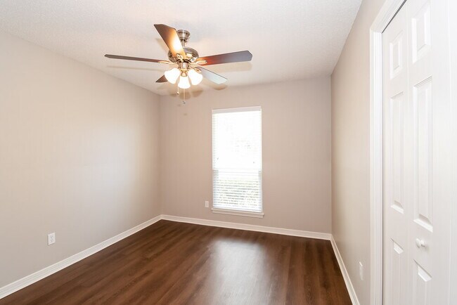 Building Photo - 11544 Oak Park Dr