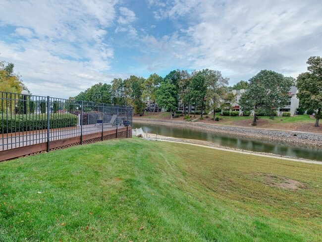 Building Photo - Amenity rich water front condo ready for move in!