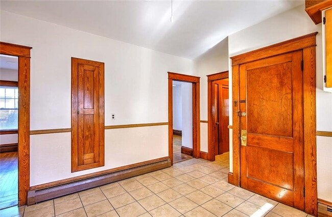 Building Photo - 910 Hope St