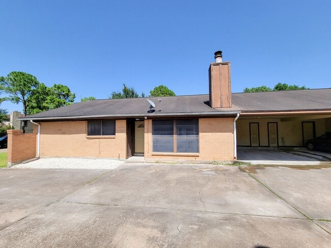 Primary Photo - Three bedroom 2 full bath duplex style hom...
