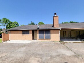 Building Photo - Three bedroom 2 full bath duplex style hom...
