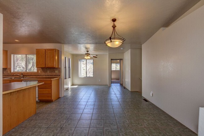 Building Photo - Pet Friendly 4 bedroom, 3 bath home for rent!