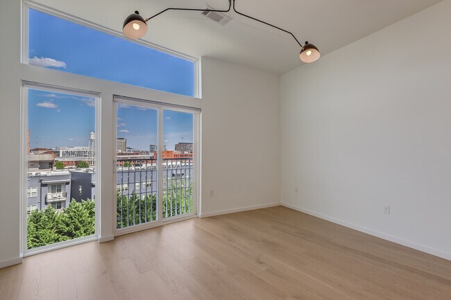 Living room - 600 S Duke St