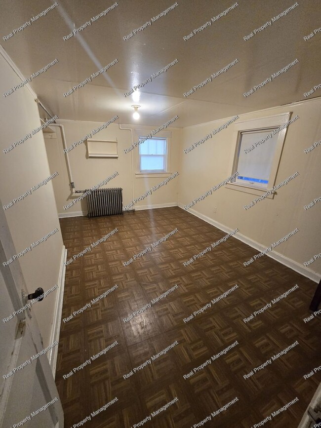 Building Photo - Freshly Painted 3 Bedroom