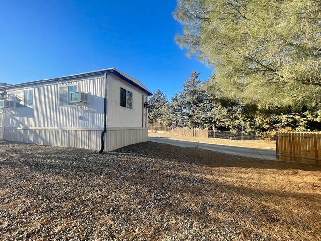 Building Photo - 2 bedroom home with views of Glassford Hill