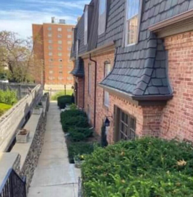 Building Photo - 4732 Belleview Ave