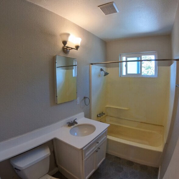 Building Photo - 24242 Pine St