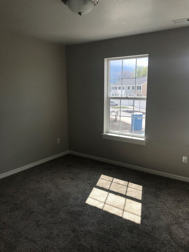 Building Photo - Newer Provo Townhome!