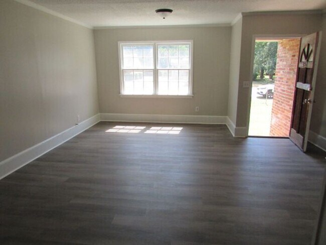 Building Photo - Comfortable Living in a Convenient Sumter Location