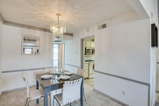 Building Photo - 8750 Park Ln