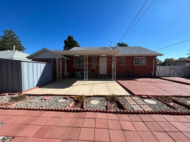 Building Photo - Cute 3 Bedroom 2 Bathroom Home In The NE!