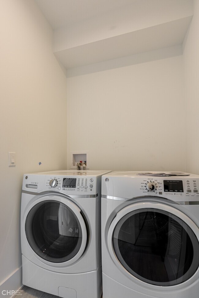 Building Photo - 562 W 18th St