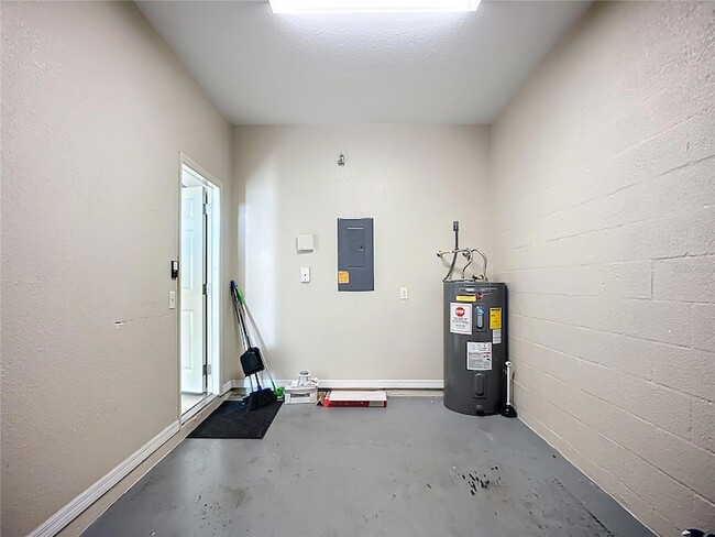 Building Photo - 3884 Deberry Dr