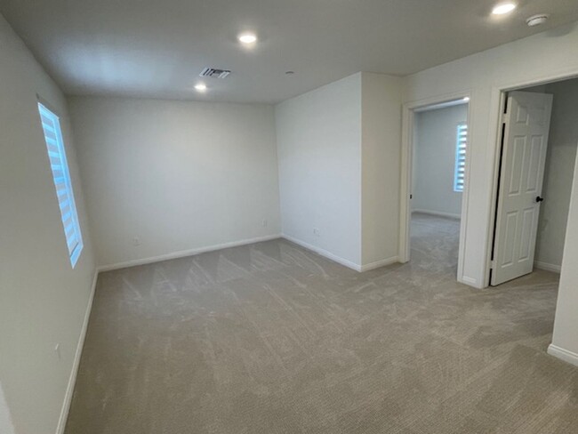 Building Photo - Brand New Condo Over 2000 sq feet in Ontario