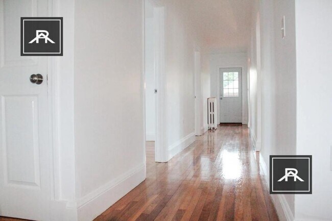 Building Photo - 3 bedroom in Newton MA 02458