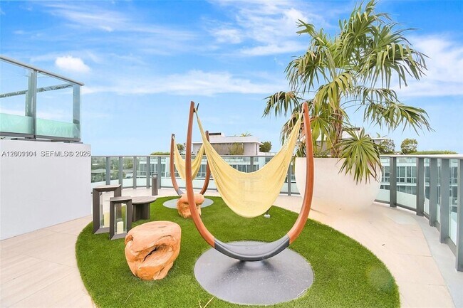 Building Photo - 9901 W Bay Harbor Dr