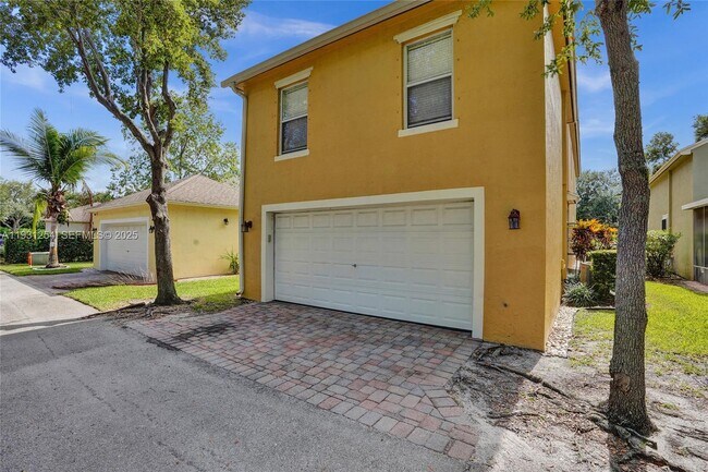 Building Photo - 2057 SE Avon Park Dr