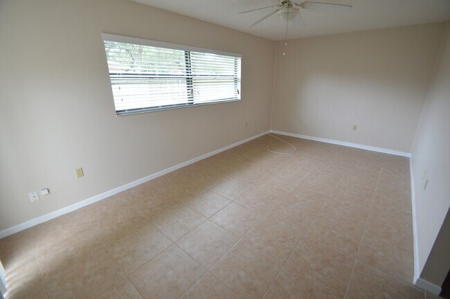 Building Photo - APOPKA: Seminole County Schools! AVAILABLE JULY 16th!
