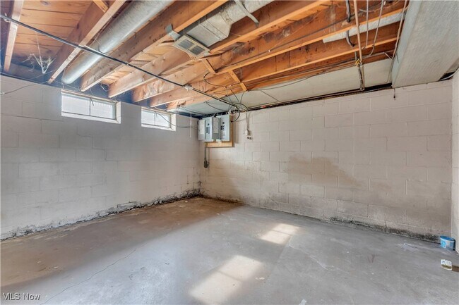Building Photo - 10725 Vernon Ave
