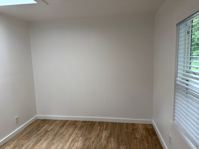 Building Photo - Luxury 2 bedroom 1 bath duplex in a great neighborhood!