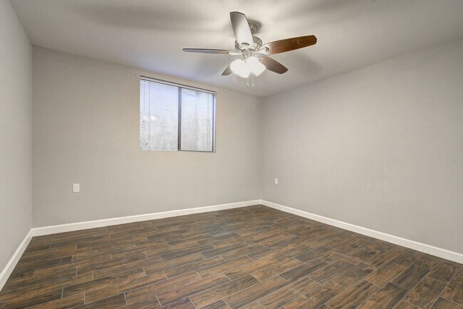 Building Photo - HUGE House In Tempe Close to ASU