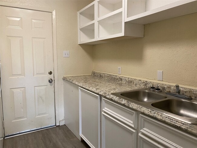 Building Photo - 208 Kelly St