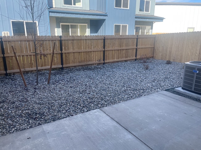 Building Photo - 3 bed/2.5 bathroom Townhouse