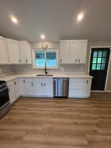 Building Photo - 1624 Sillview Dr