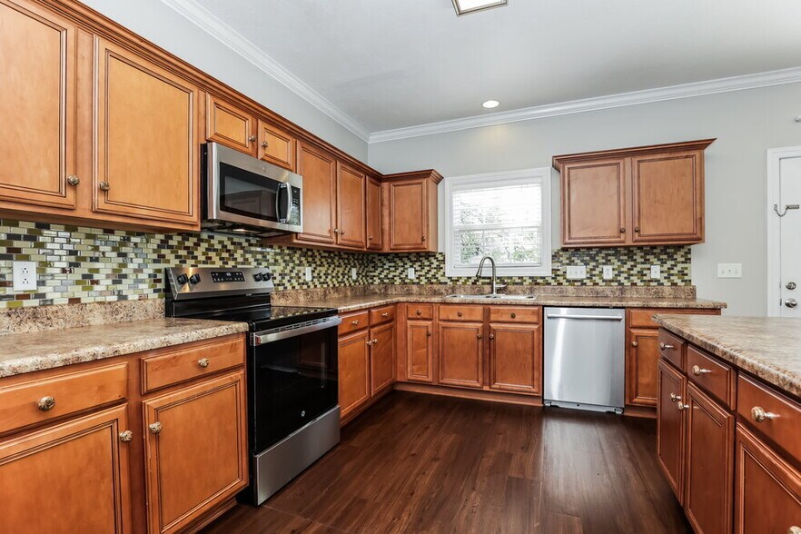 Building Photo - 2467 Oak Hill Dr