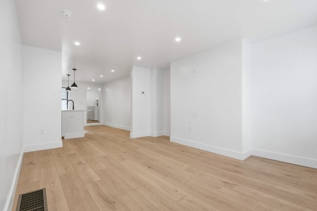 Building Photo - Brand New 3 bed, 2 bath Remodel located in the South Side Flats