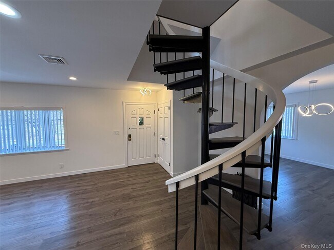 Building Photo - 1090 Pelham Pkwy S