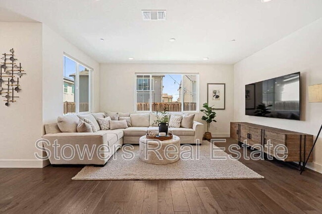 Building Photo - 2428 Periwinkle Pl