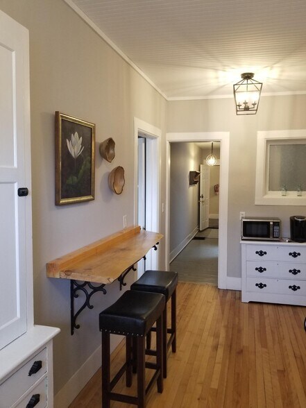 Primary Photo - 47 W Main St