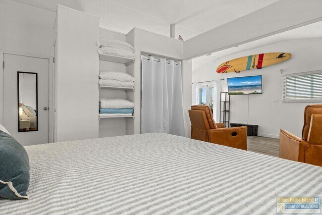 Building Photo - 105 E Marisol Dr