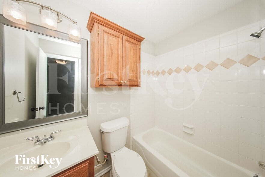 Building Photo - 12533 Youngs Pl