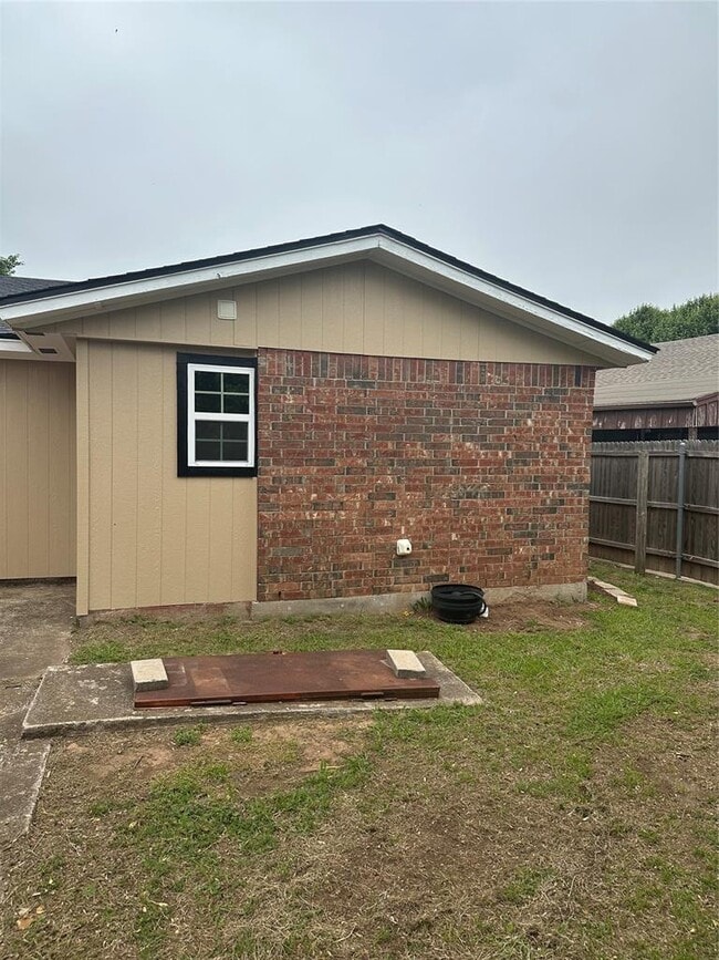 Building Photo - 1318 Alviola Ave