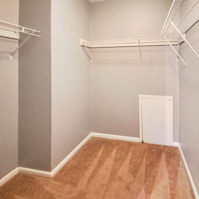 Building Photo - 10244 Prince Pl