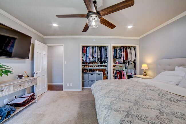 Building Photo - Available mid-August! Amazing mid-town gem...