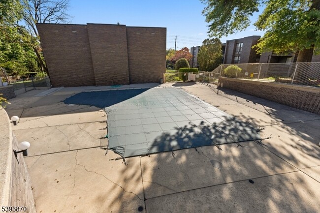 Building Photo - 355 River Rd