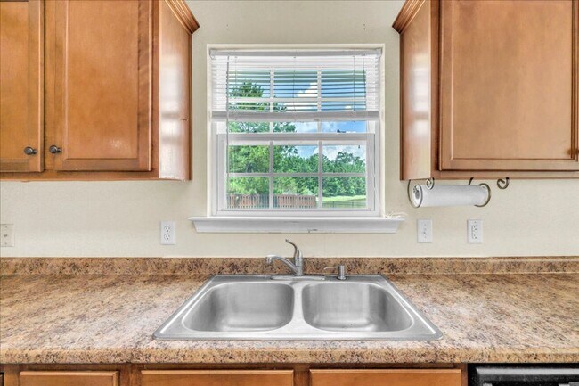 Building Photo - Spacious 4 Bed, 2.5 Bath in White Oak