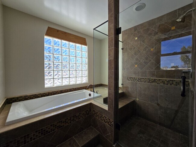 Building Photo - 19 Camerada Rd