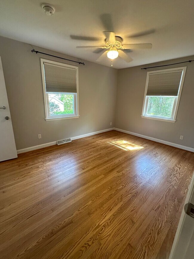 Building Photo - Charming 3 BR, 2.5 Ba house in a great location in town on a quiet cul de sac