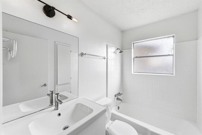 Building Photo - 3408 Dolphin Dr