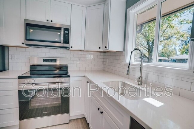 Building Photo - 3703 E Pine Hill Dr
