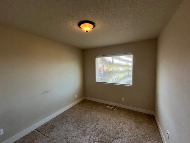 Building Photo - Spacious & Stylish Home in Desirable Betha...