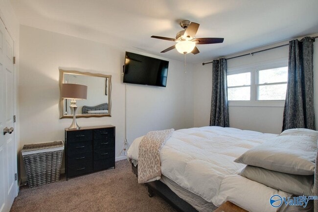 Building Photo - 2013 Wrenwood Dr SE